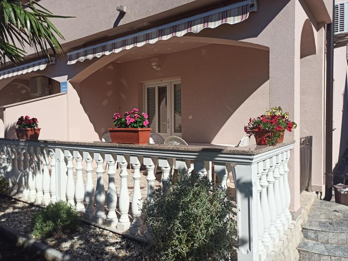 Apartmani Vesna Krk Town Eksteriør bilde