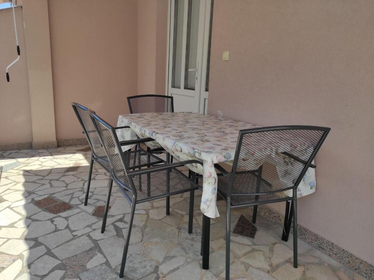 Apartmani Vesna Krk Town Eksteriør bilde